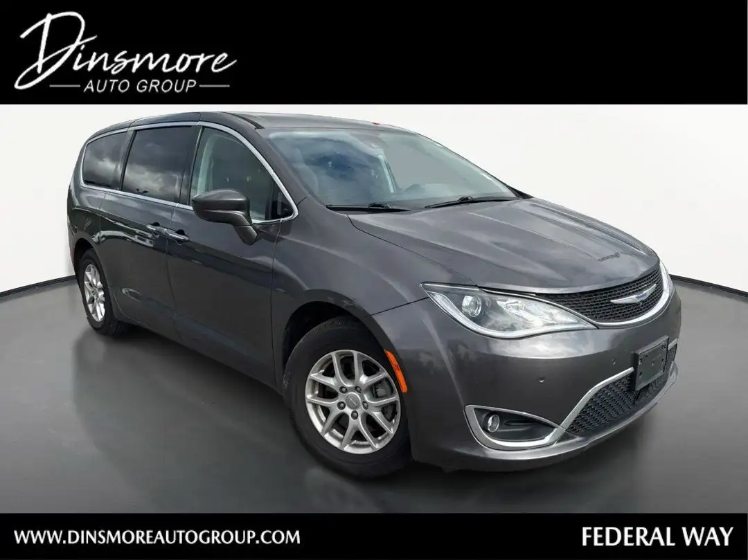 2020 Chrysler Pacifica Touring's photo