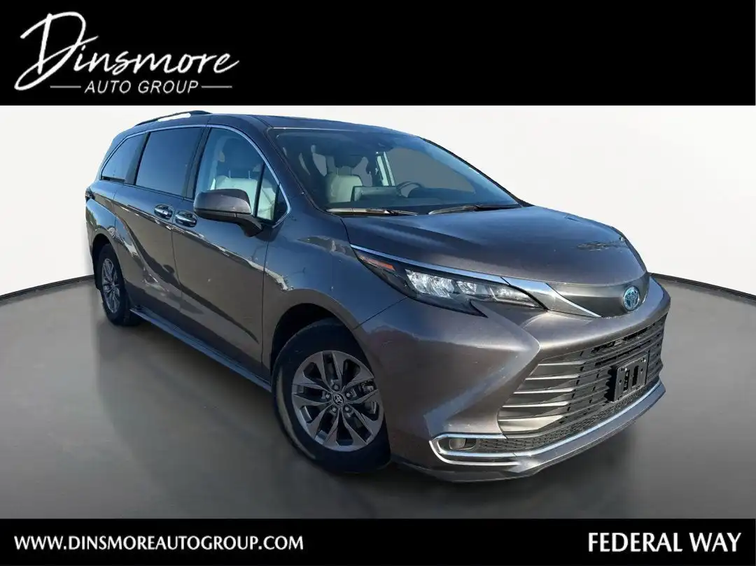 2024 Toyota Sienna LE 8-Passenger's photo
