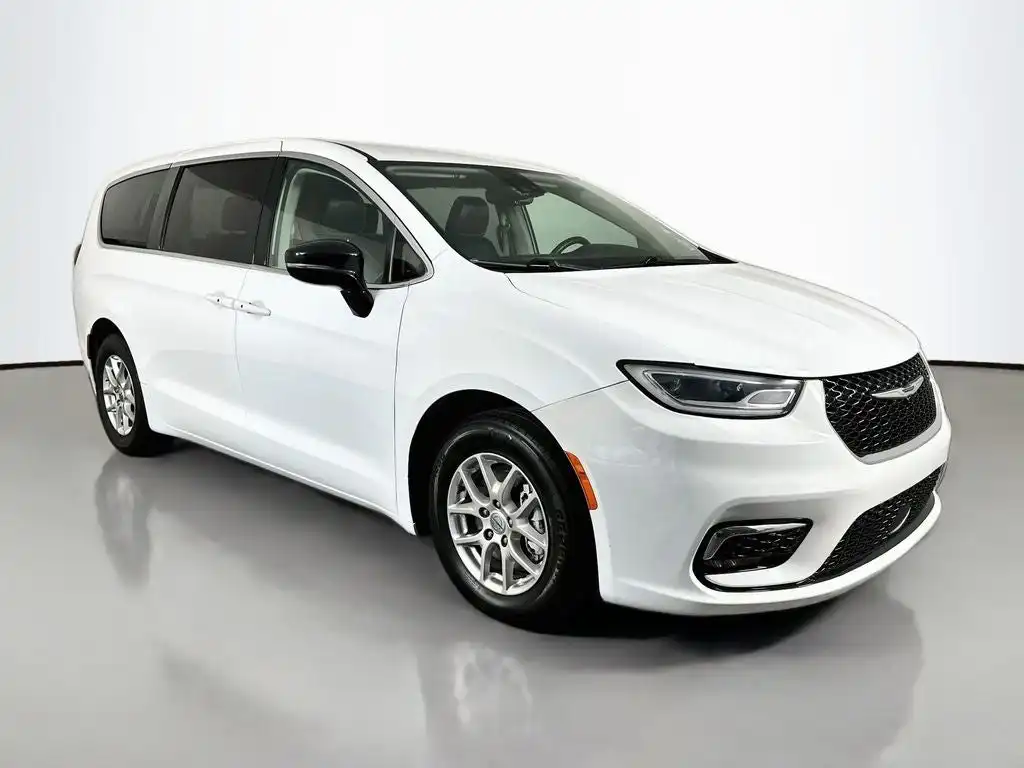 2024 Chrysler Pacifica Touring L's photo