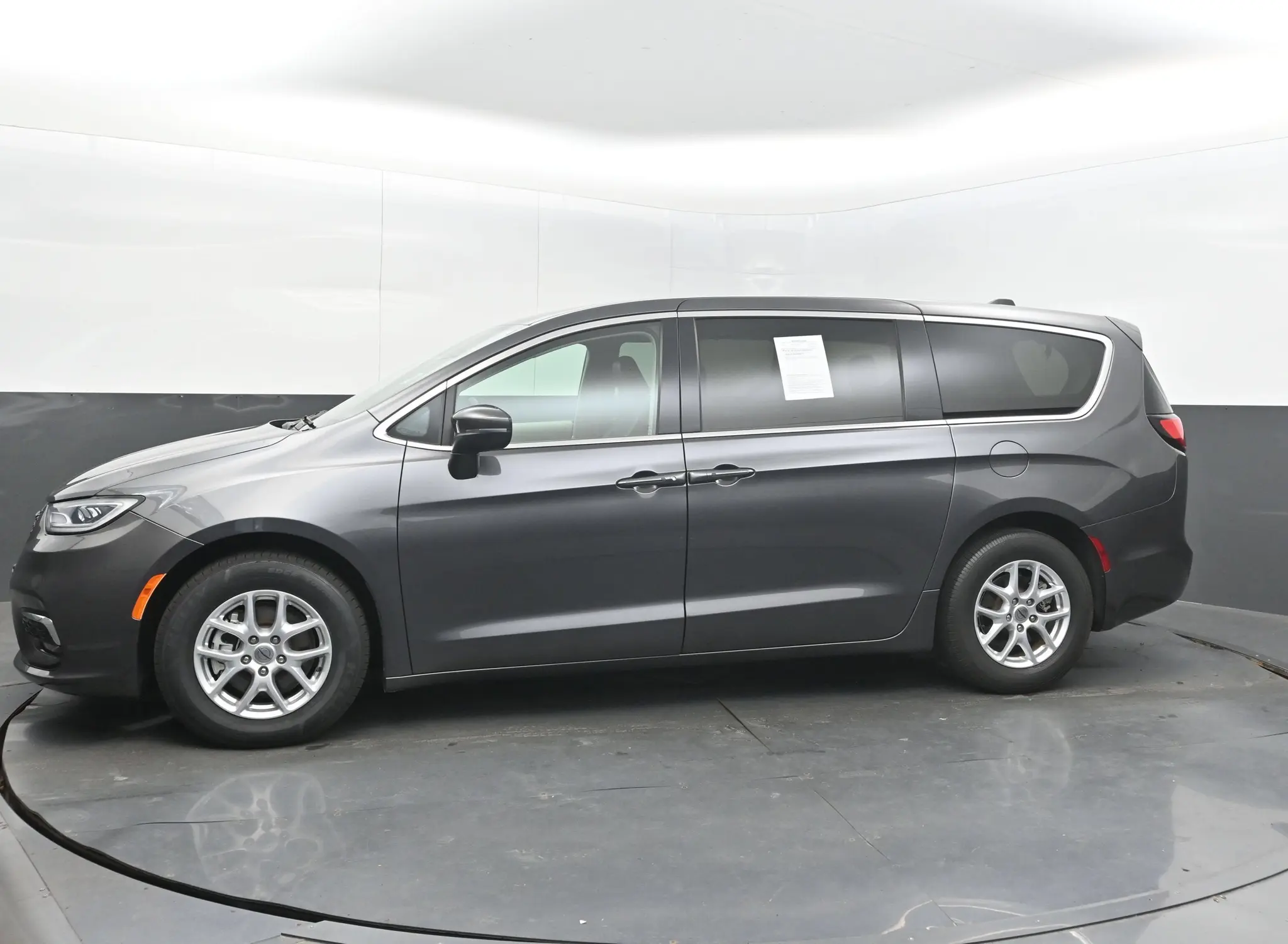 2023 Chrysler Pacifica Touring L photo 4