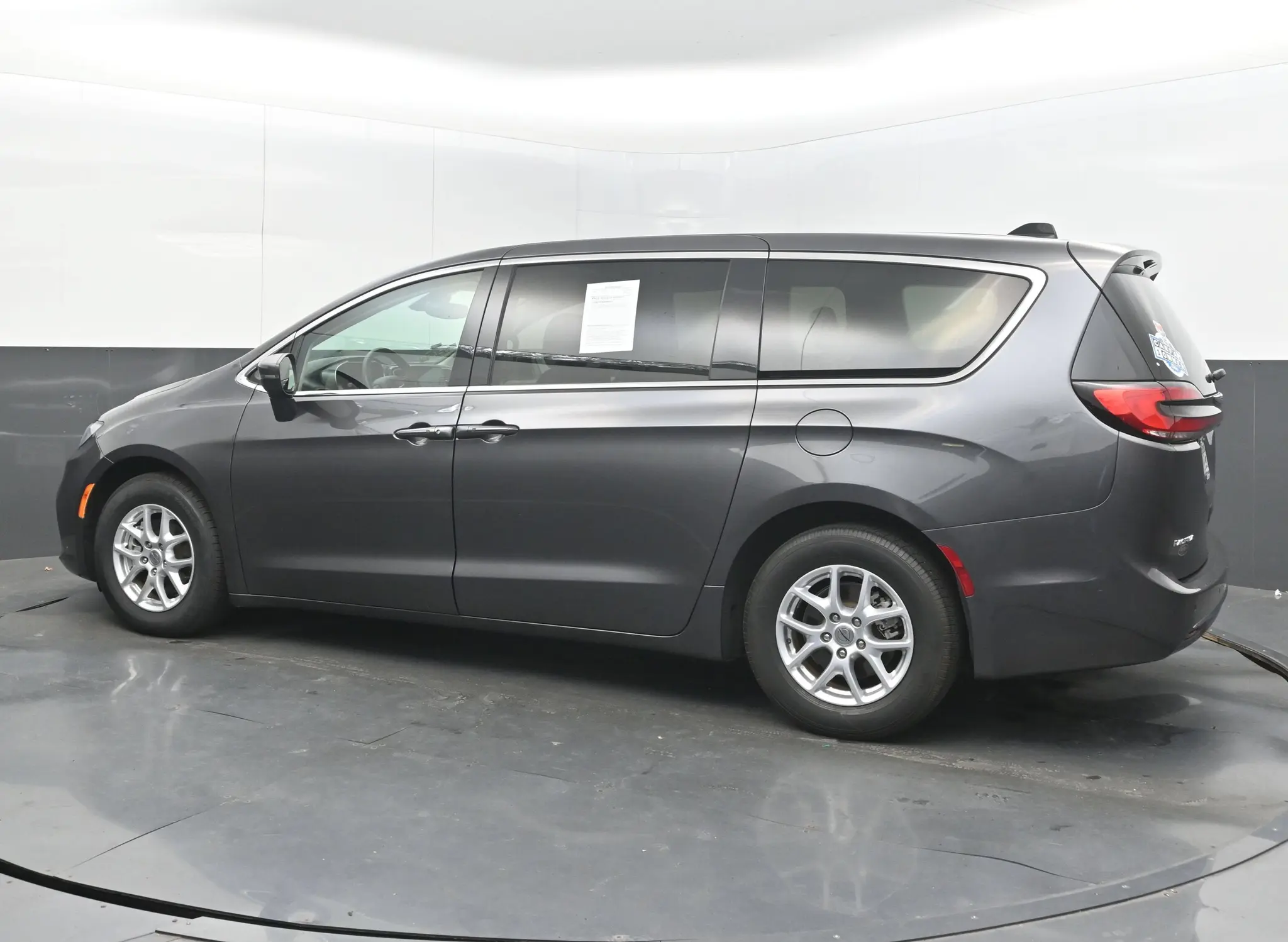 2023 Chrysler Pacifica Touring L photo 5