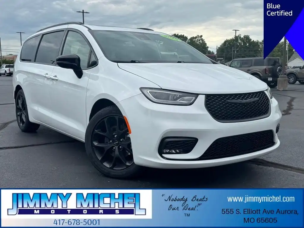 2025 Chrysler Pacifica Limited's photo