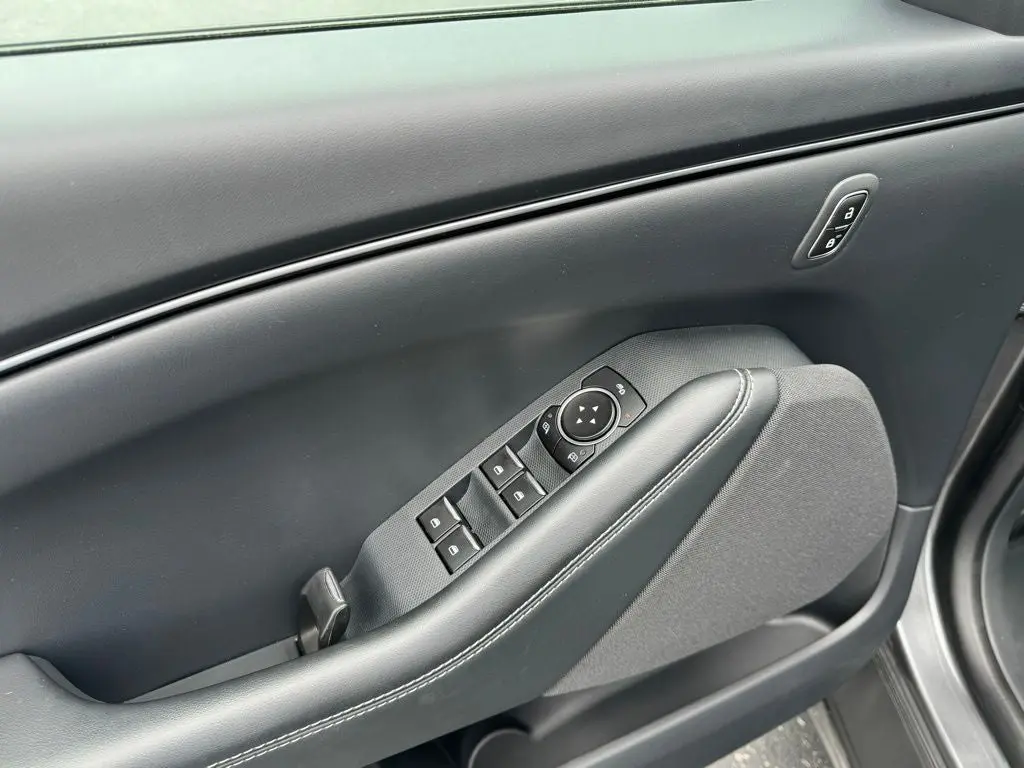 2023 Ford Mustang-Mach-e Select photo 3