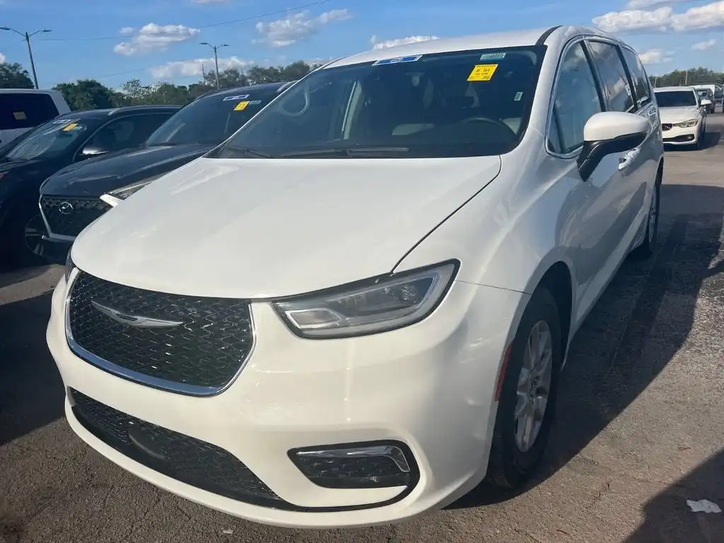 2023 Chrysler Pacifica Touring L's photo