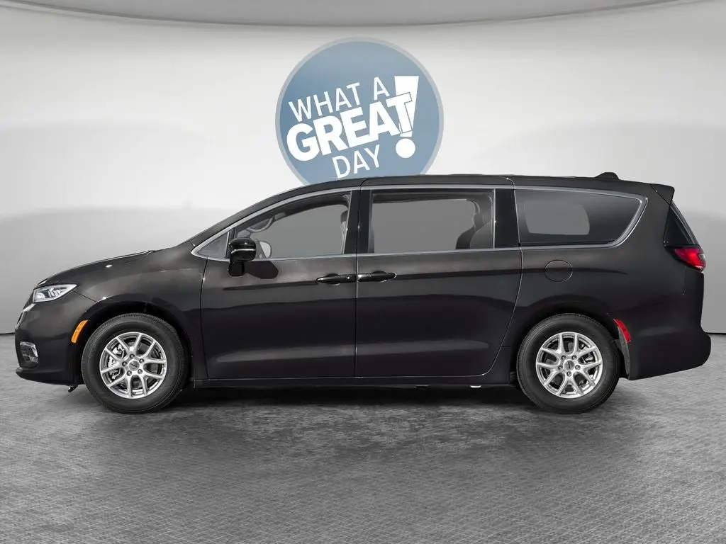 2025 Chrysler Pacifica Select AWD photo 3