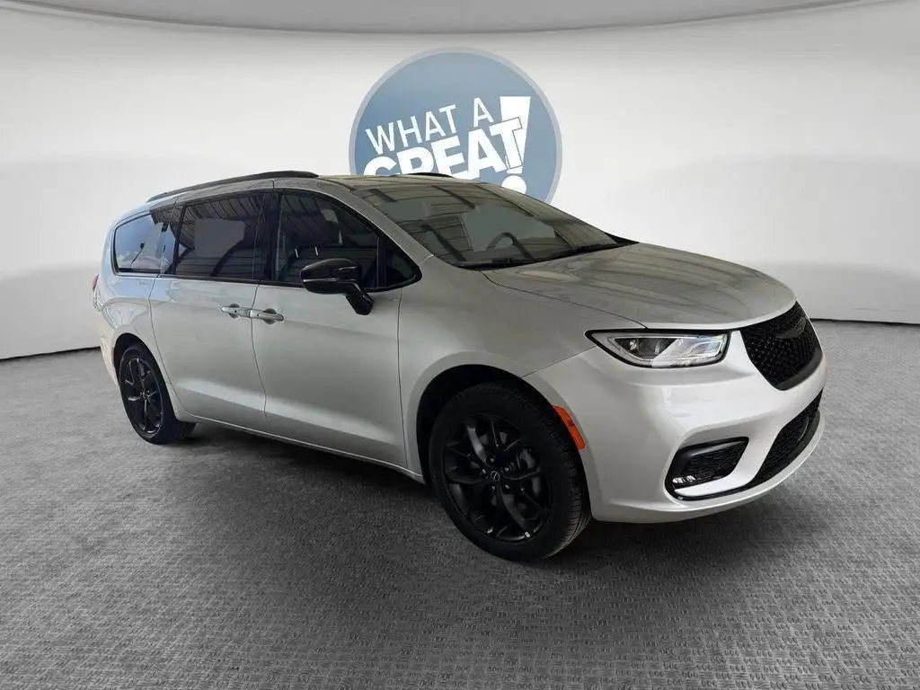 2026 Chrysler Pacifica Select AWD photo 1