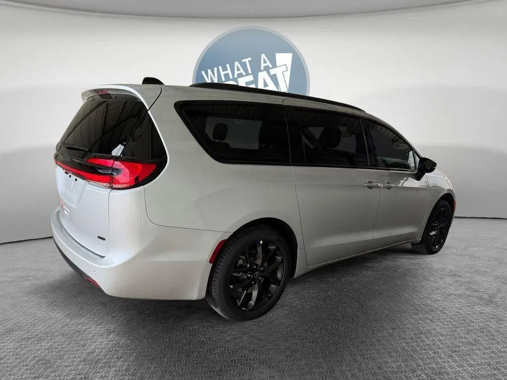 2026 Chrysler Pacifica Select AWD photo 3