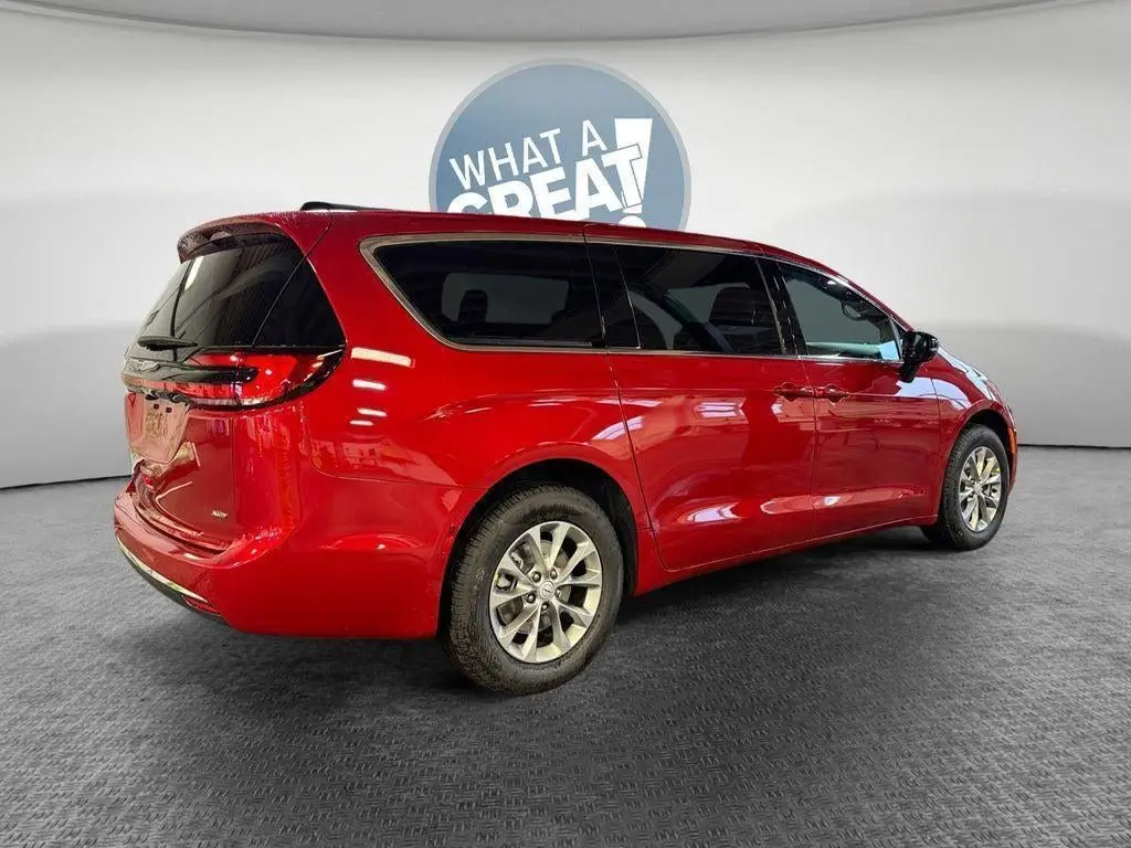 2026 Chrysler Pacifica Select AWD photo 3