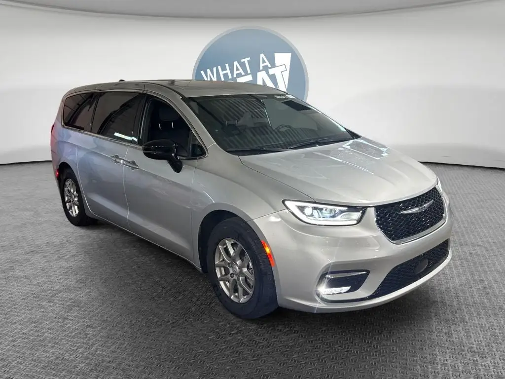 2026 Chrysler Pacifica Select photo 1