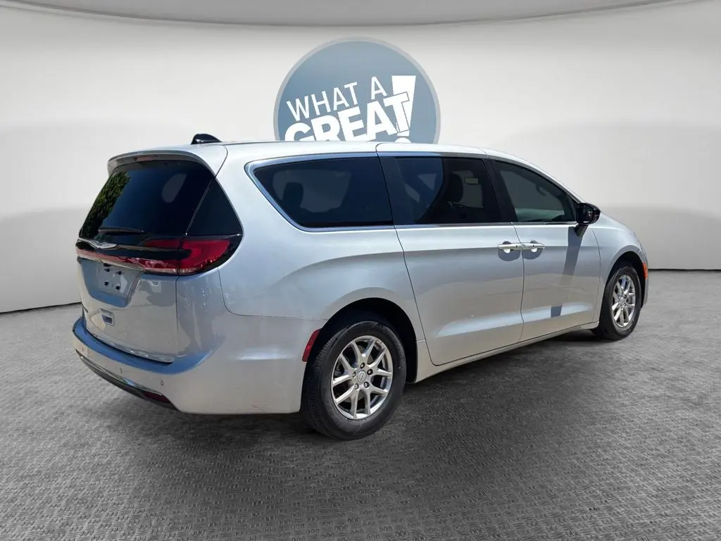 2026 Chrysler Pacifica Select photo 3