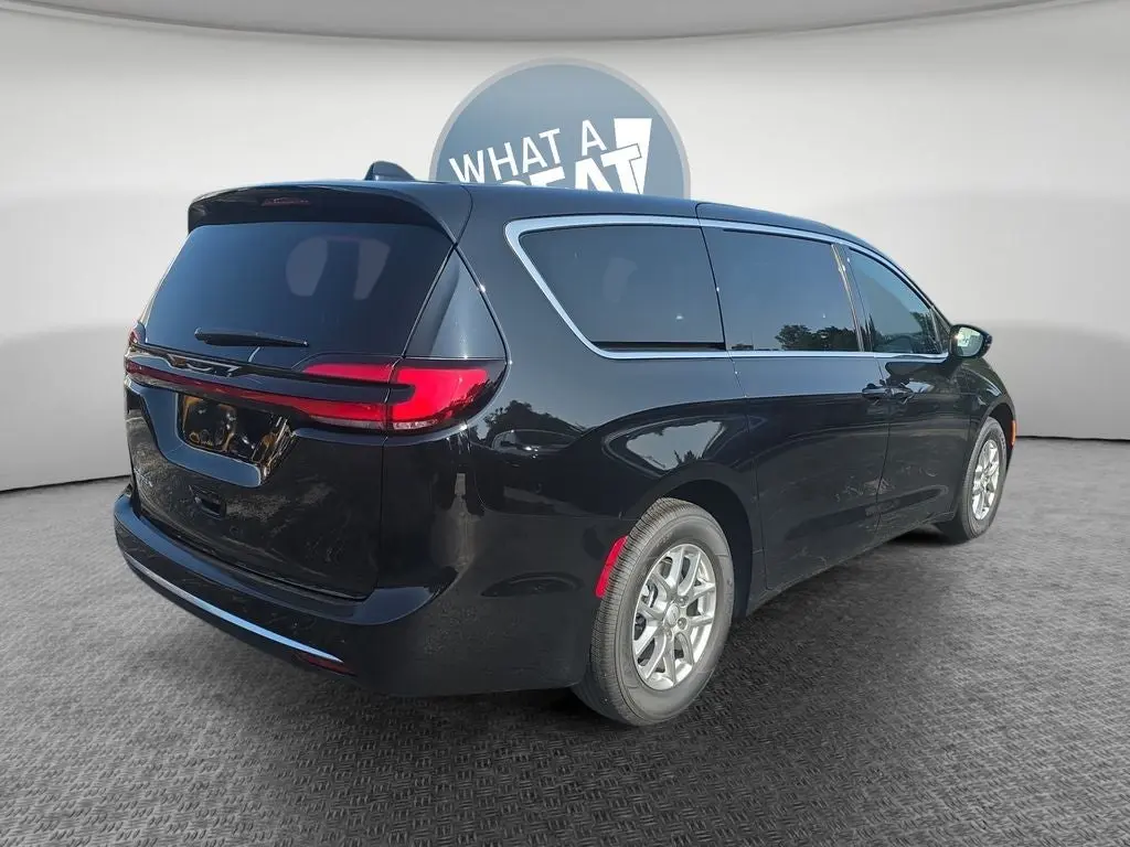 2027 Chrysler Pacifica Select photo 3