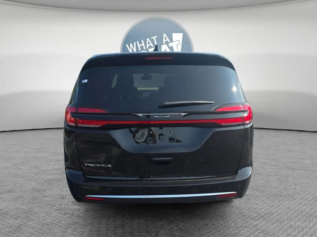2027 Chrysler Pacifica Select photo 5