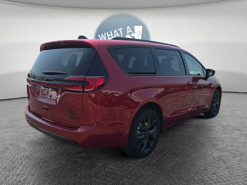 2027 Chrysler Pacifica Select AWD photo 3