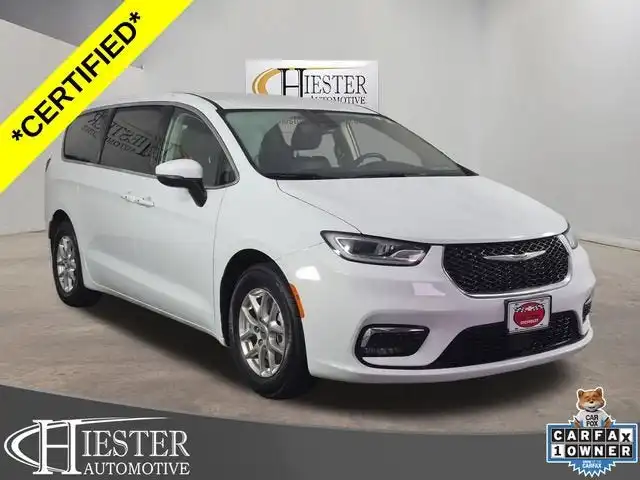 2023 Chrysler Pacifica Touring L's photo