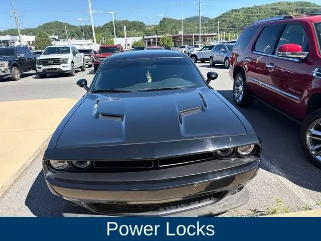 2017 Dodge Challenger SXT photo 4