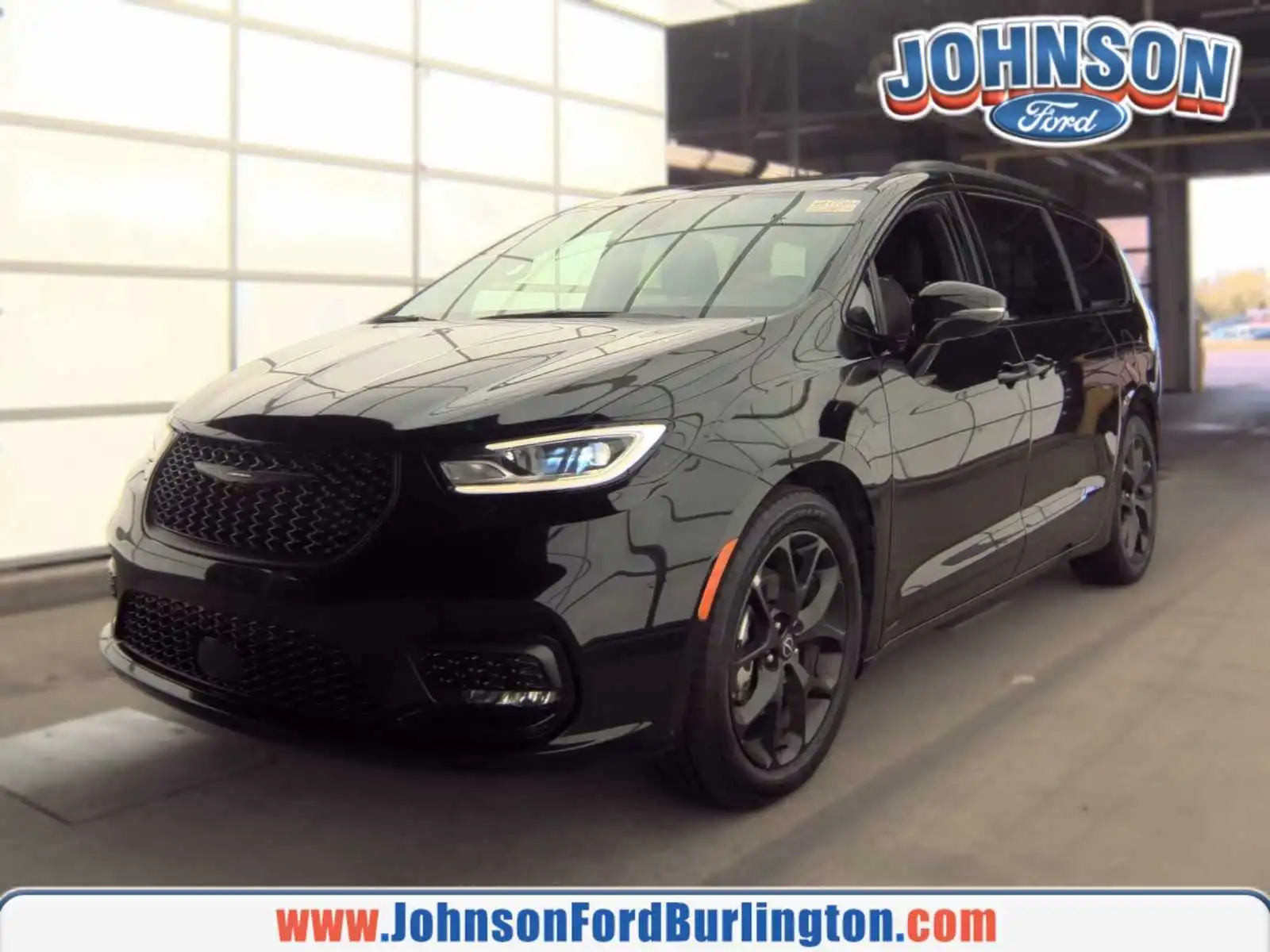 2025 Chrysler Pacifica Limited's photo