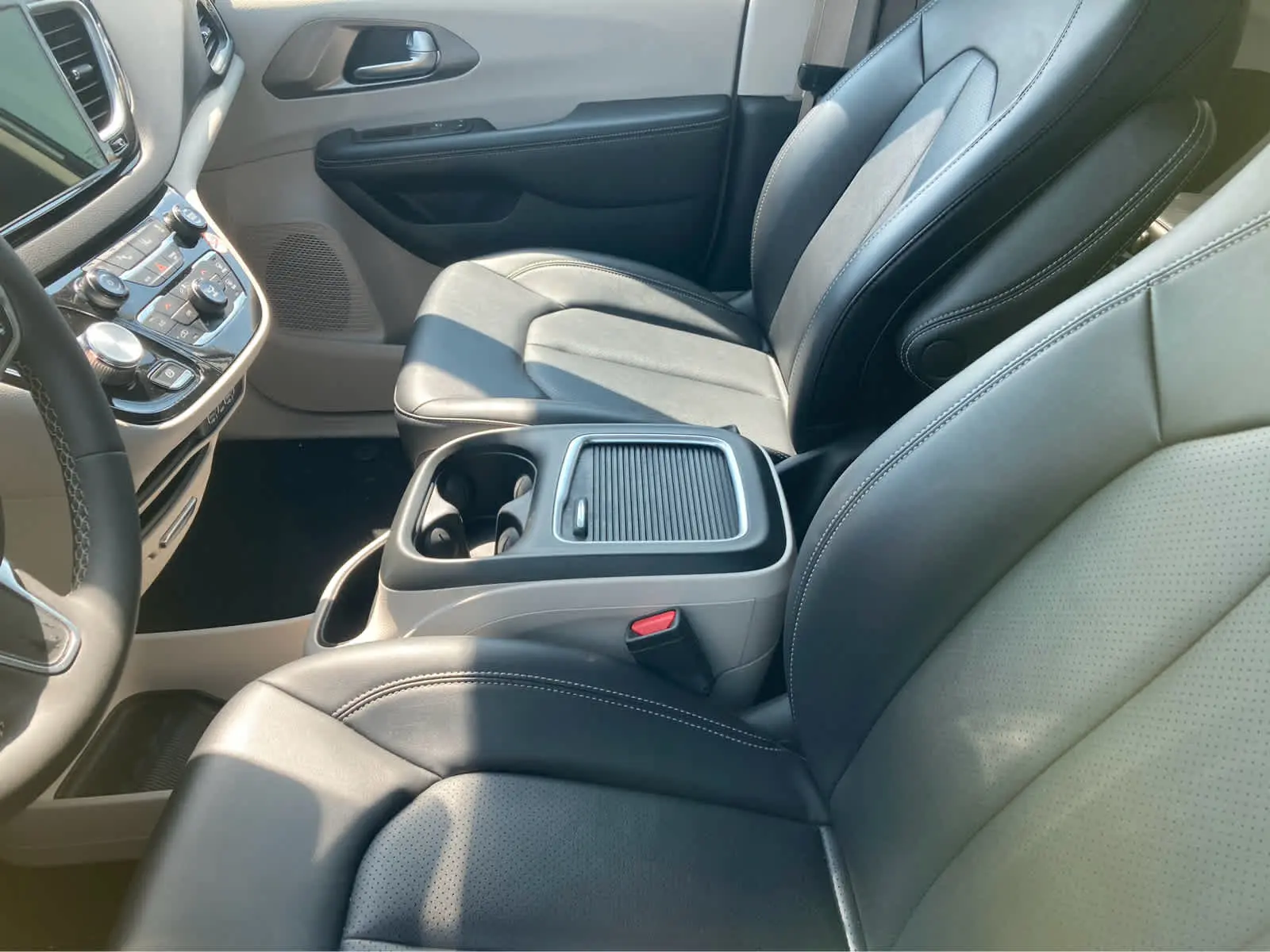 2024 Chrysler Pacifica Touring L photo 3