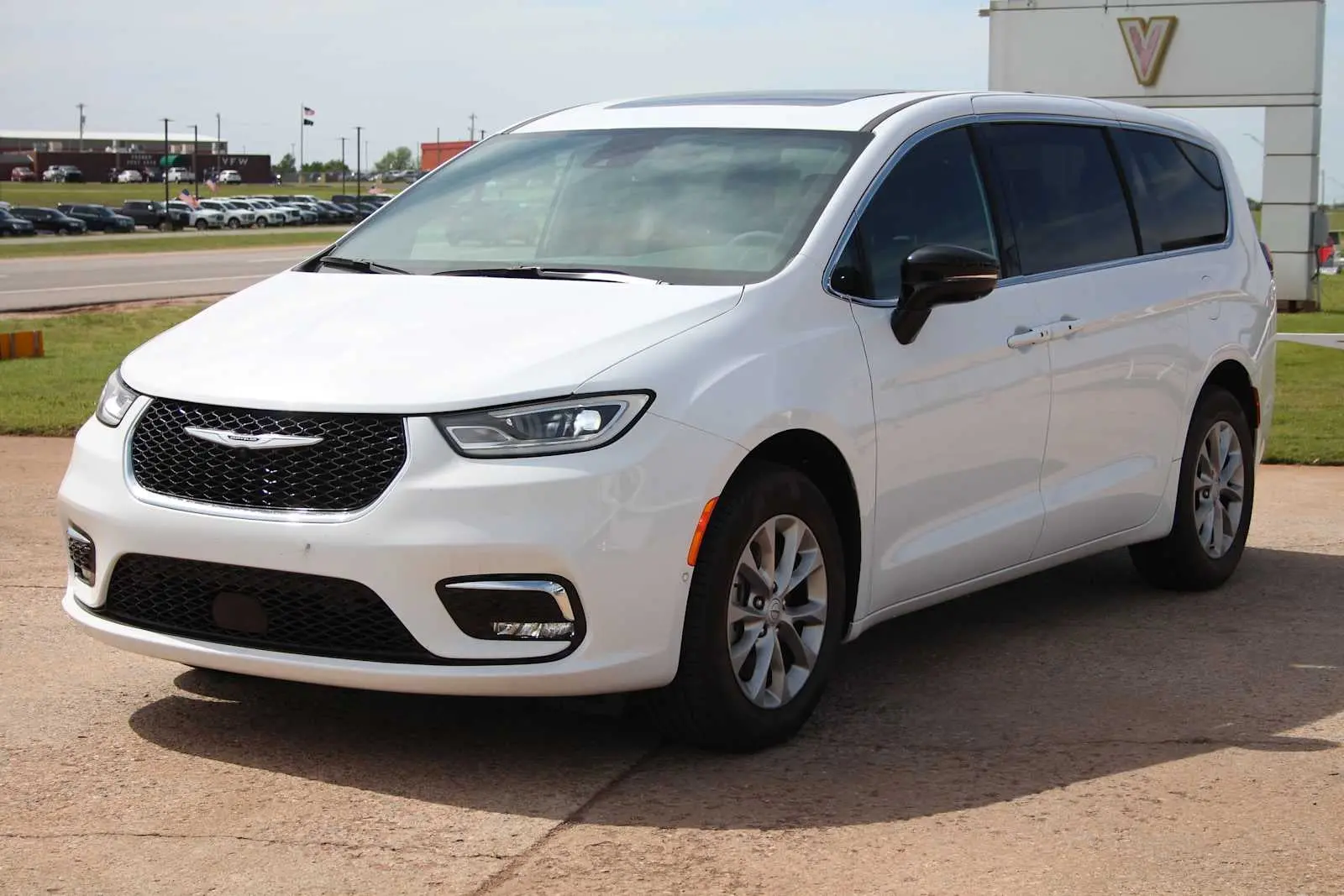 2025 Chrysler Pacifica Select AWD photo 4