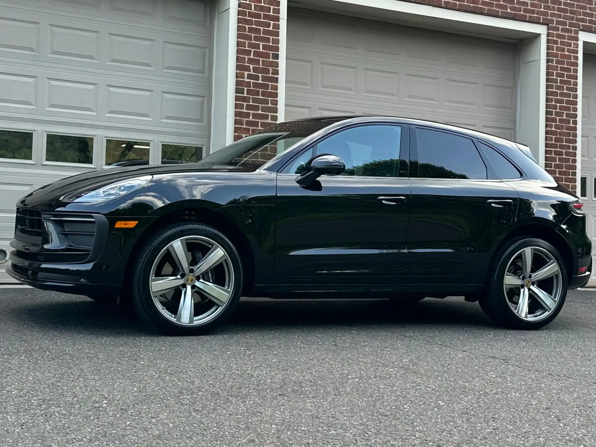 2025 Porsche Macan Base's photo
