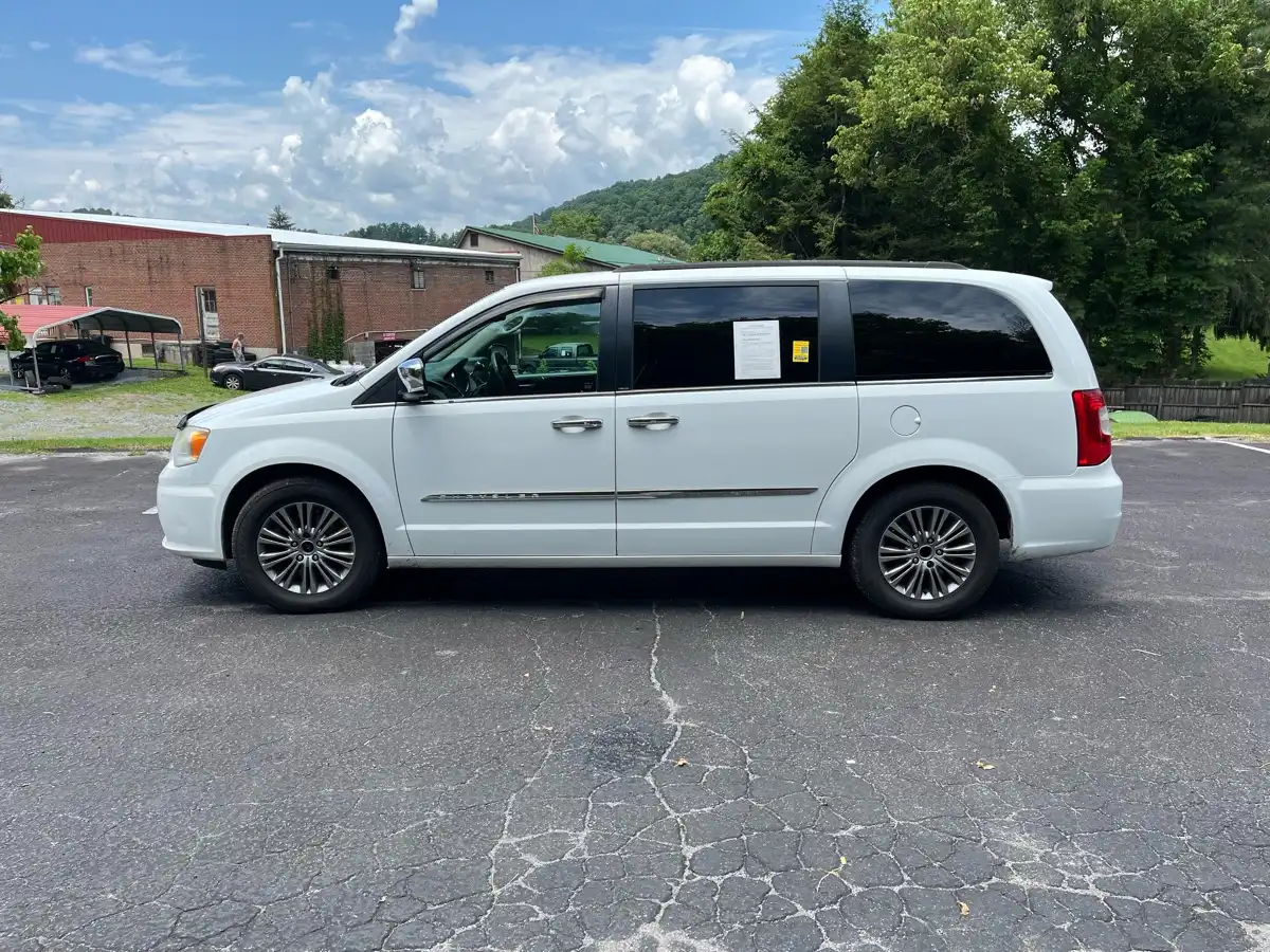 2014 Chrysler Town & Country Touring-L's photo
