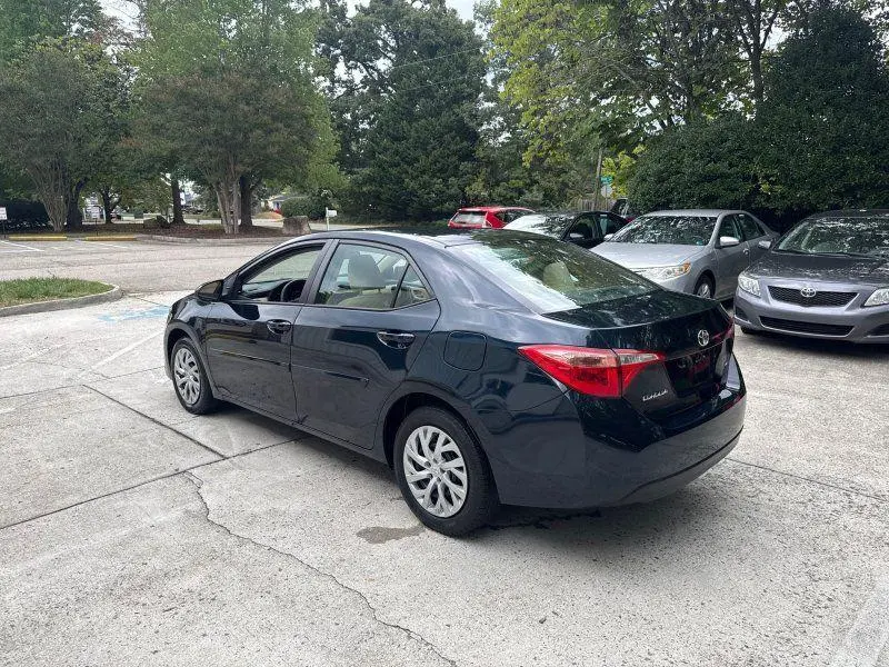 2019 Toyota Corolla LE AT photo 3