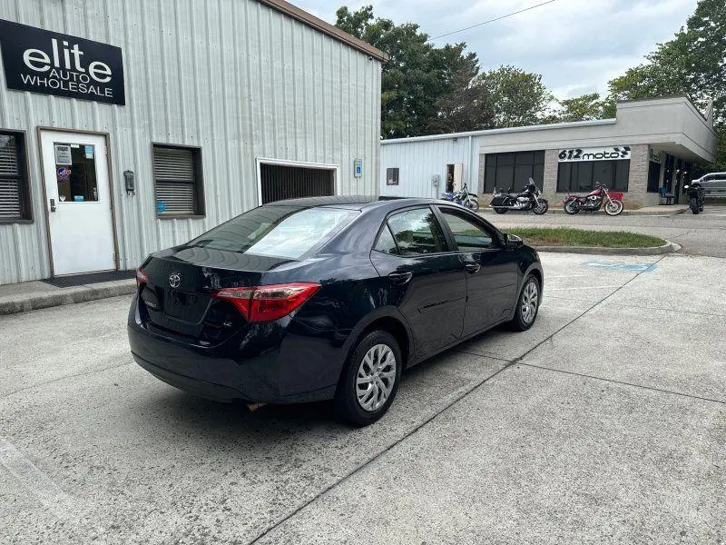 2019 Toyota Corolla LE AT photo 5