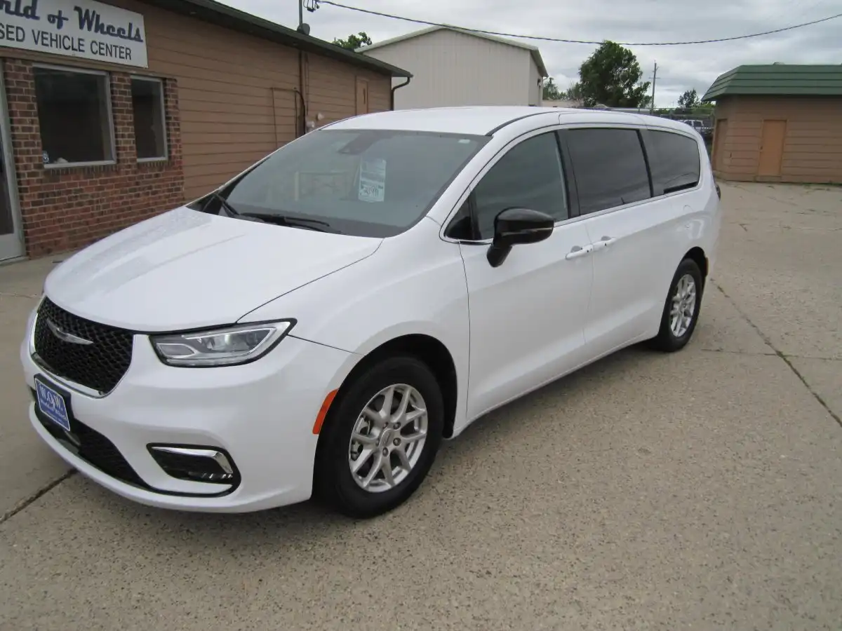 2025 Chrysler Pacifica Select's photo