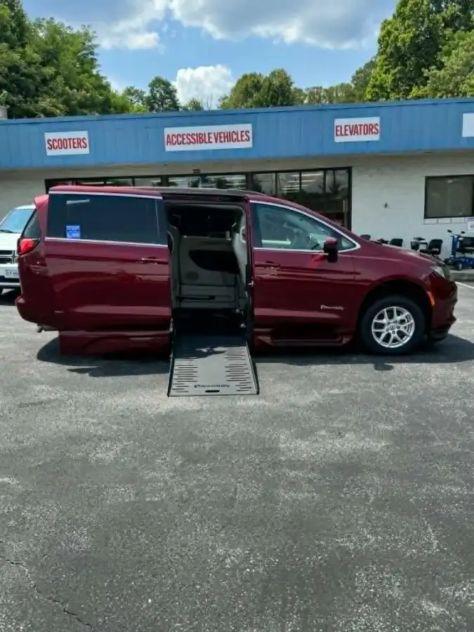 2021 Chrysler Voyager LXI's photo