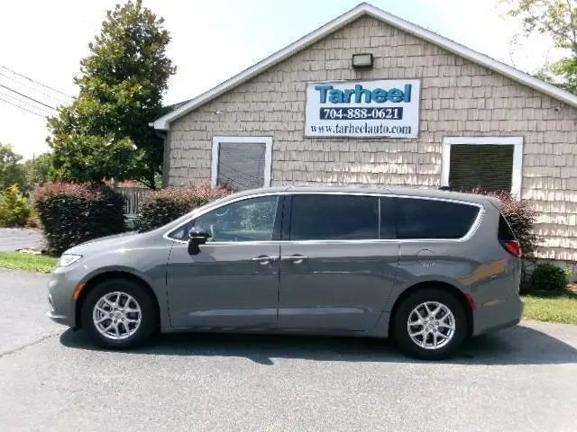 2025 Chrysler Pacifica Select photo 1
