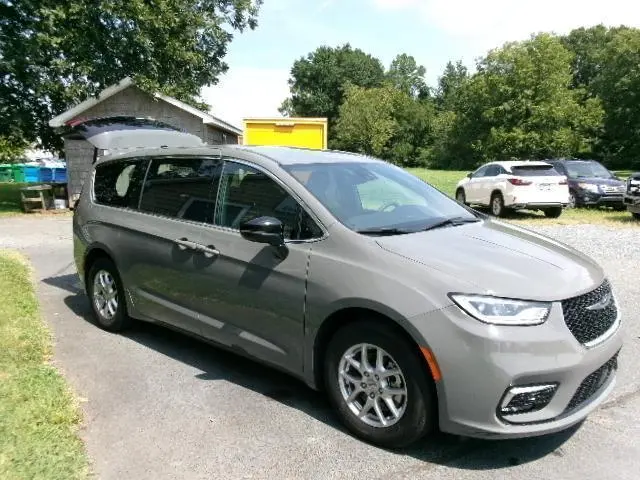 2025 Chrysler Pacifica Select photo 5