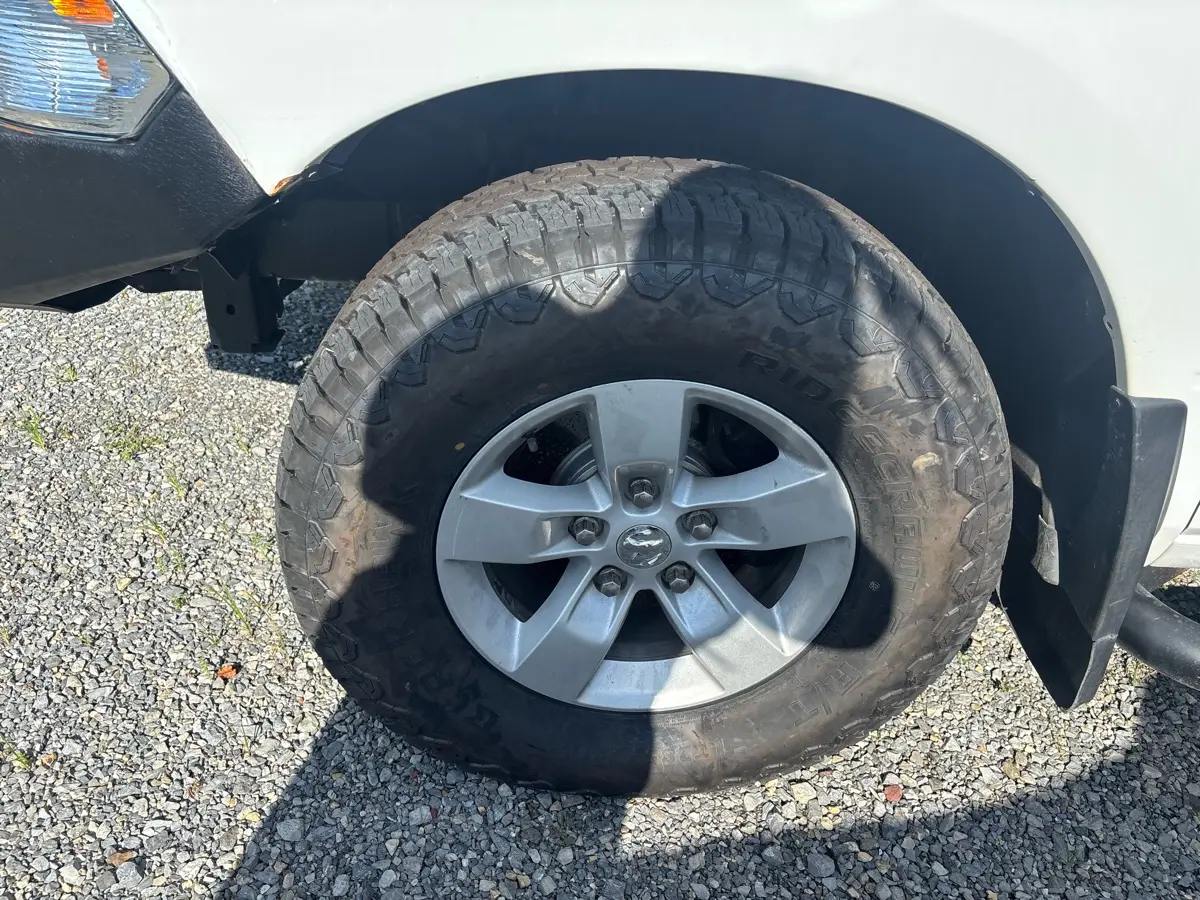 2018 RAM 1500 Express 4WD Quad Cab 6'4 photo 3
