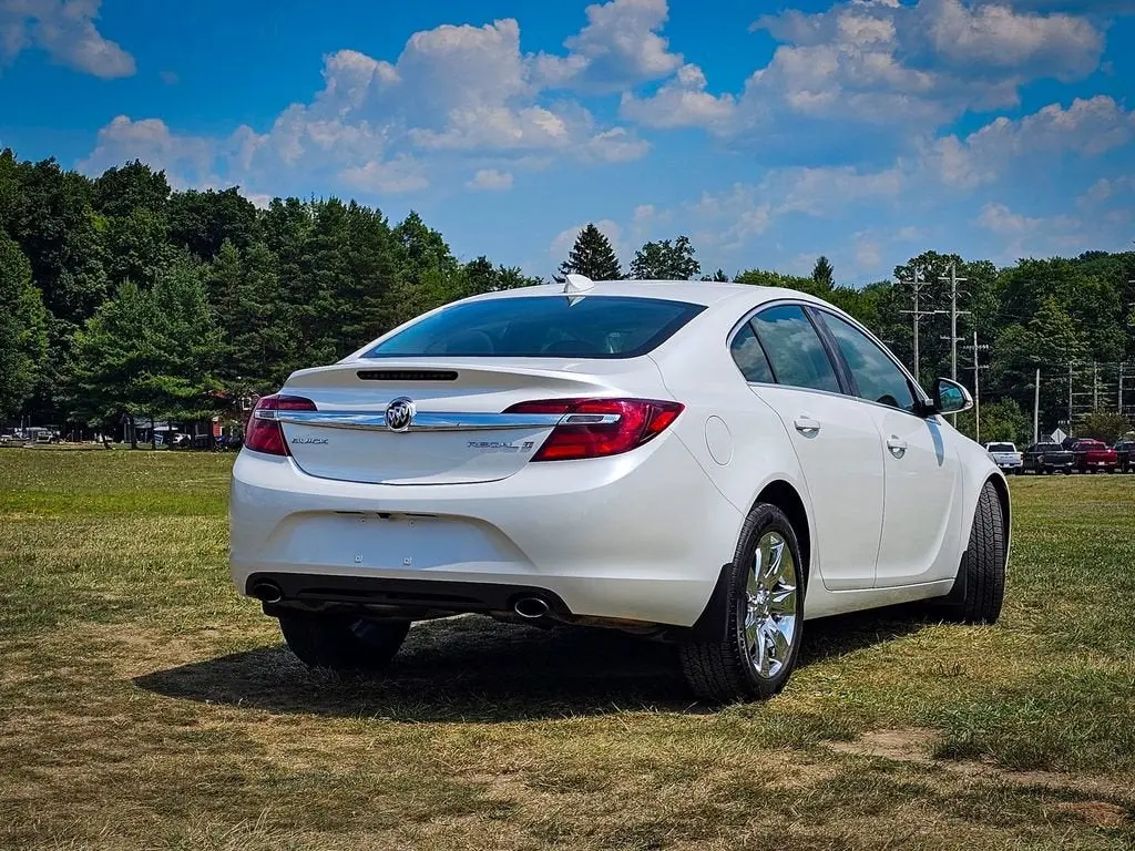 2016 Buick Regal Base photo 3