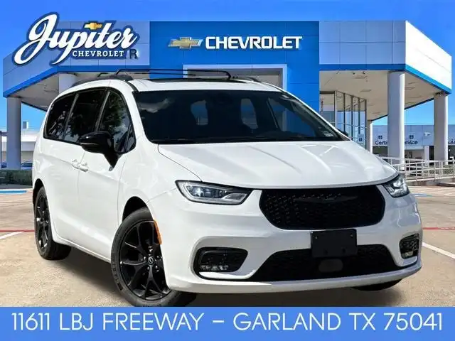 2025 Chrysler Pacifica Limited's photo