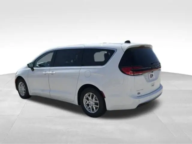 2027 Chrysler Pacifica Select photo 3