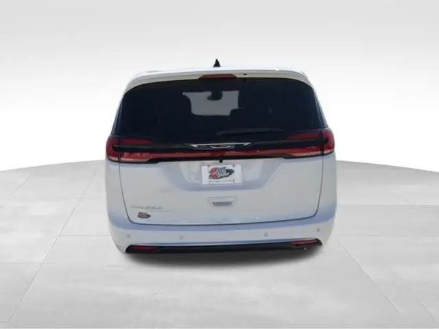 2027 Chrysler Pacifica Select photo 4