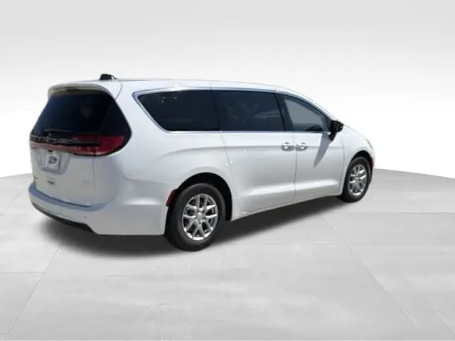 2027 Chrysler Pacifica Select photo 5