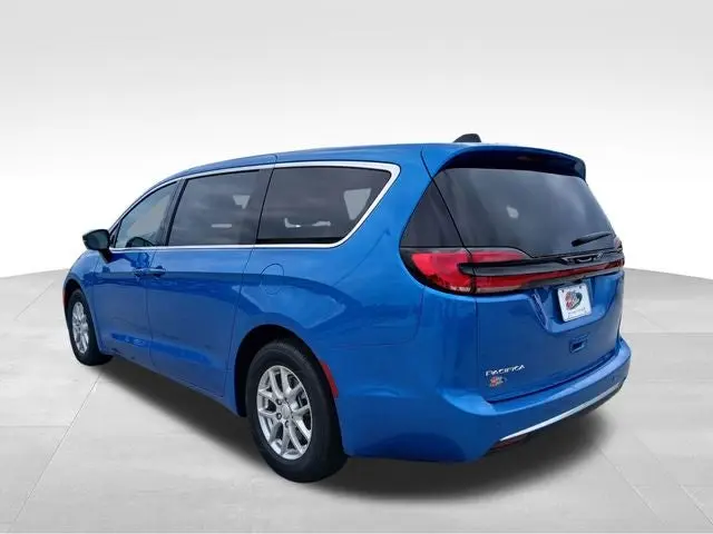 2027 Chrysler Pacifica Select photo 3