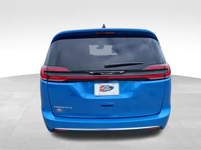 2027 Chrysler Pacifica Select photo 4