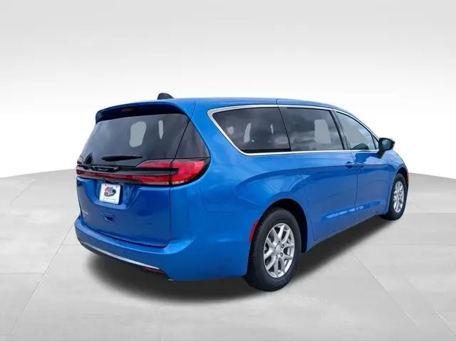 2027 Chrysler Pacifica Select photo 5