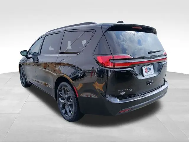 2026 Chrysler Pacifica Select AWD photo 3