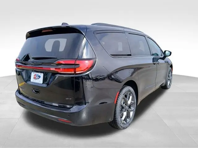2026 Chrysler Pacifica Select AWD photo 5