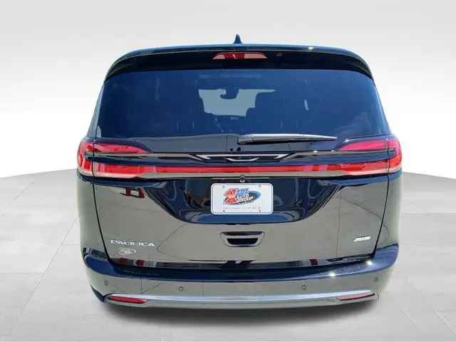 2027 Chrysler Pacifica Select AWD photo 4