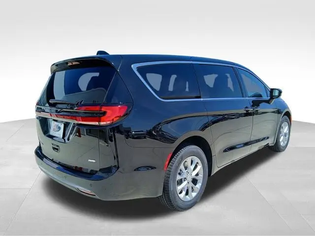 2027 Chrysler Pacifica Select AWD photo 5