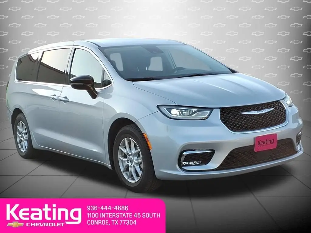 2024 Chrysler Pacifica Touring L photo 3