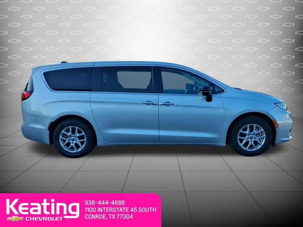 2024 Chrysler Pacifica Touring L photo 4