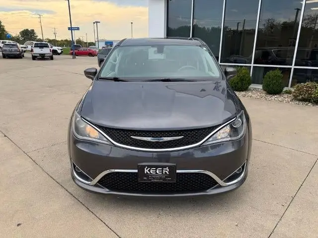 2018 Chrysler Pacifica Touring Plus photo 4