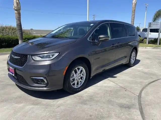 2023 Chrysler Pacifica Touring L's photo