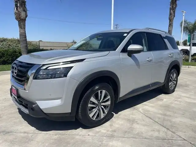 2025 Nissan Pathfinder SL 2WD's photo