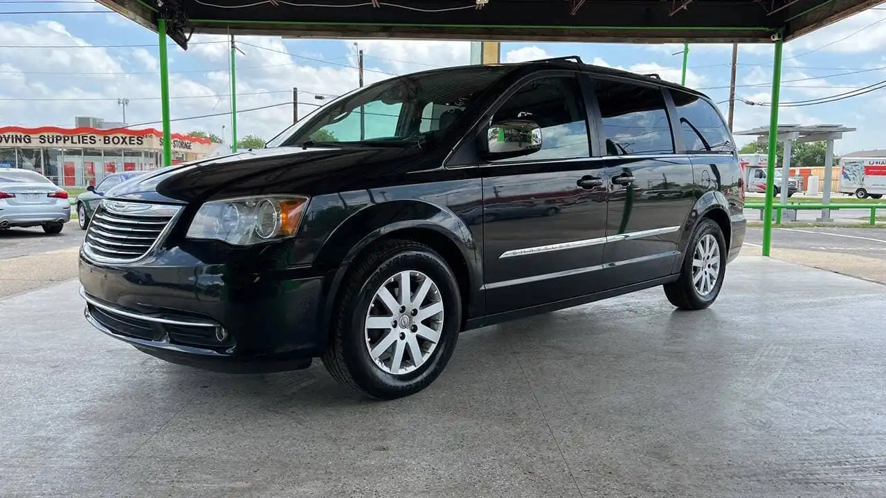 2011 Chrysler Town & Country Touring-L's photo