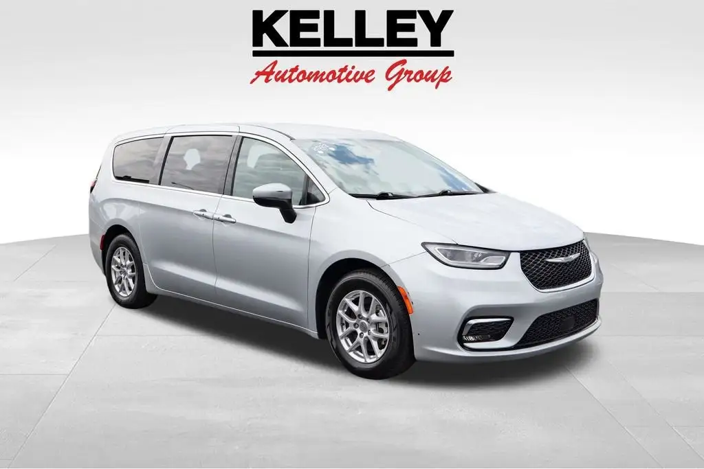 2023 Chrysler Pacifica Touring photo 1